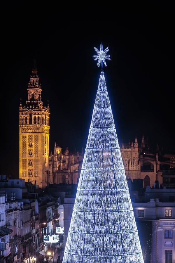 Encendido del árbol de luces led en la Plaza de San Francisco. RAÚL DOBLADO