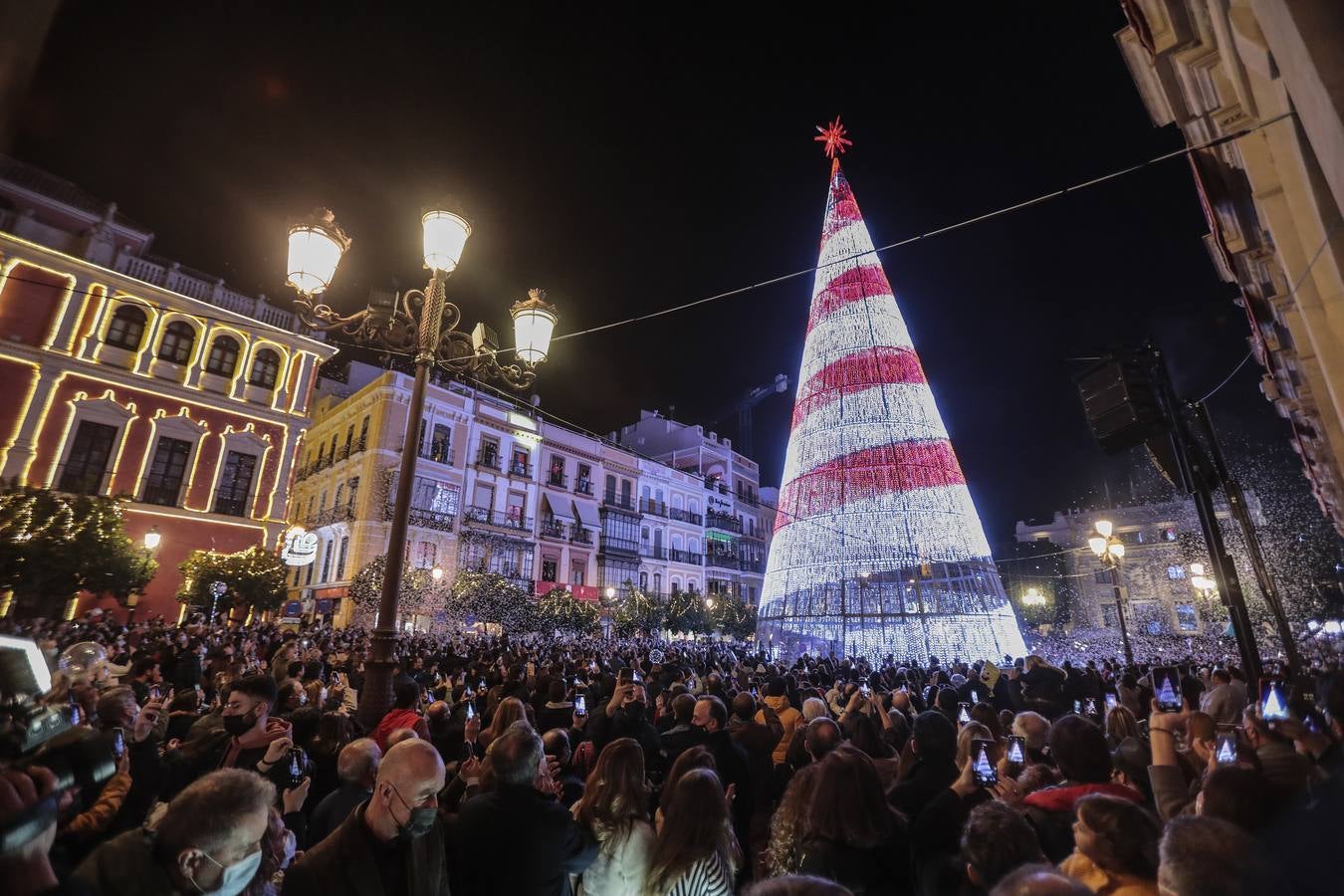 Encendido del árbol de luces led en la Plaza de San Francisco. RAÚL DOBLADO