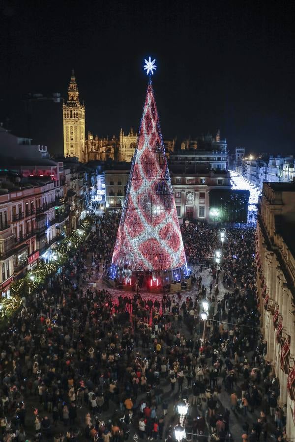 Encendido del árbol de luces led en la Plaza de San Francisco. RAÚL DOBLADO