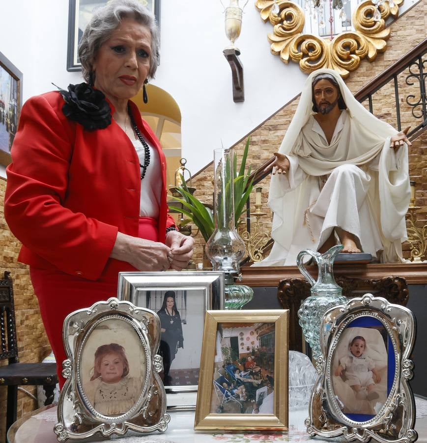 Manolita Chen rodeada por muchos recuerdos en su casa de Arcos de la Frontera. MANUEL GÓMEZ