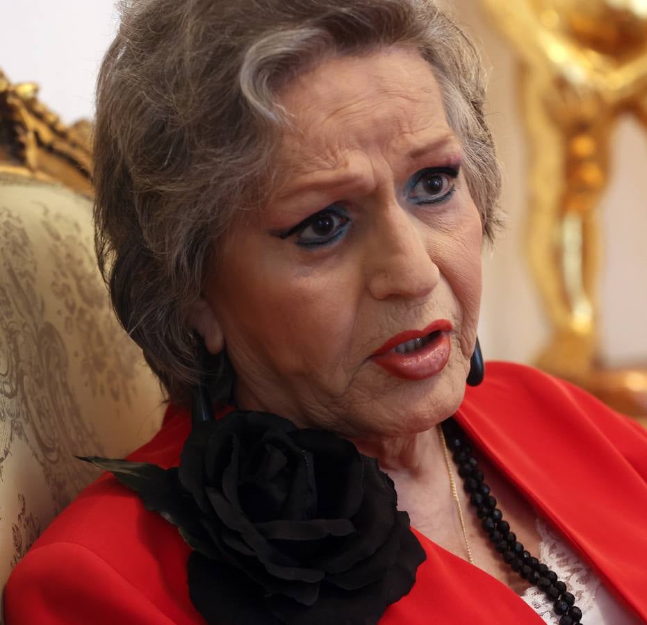 Manolita Chen rodeada por muchos recuerdos en su casa de Arcos de la Frontera. MANUEL GÓMEZ