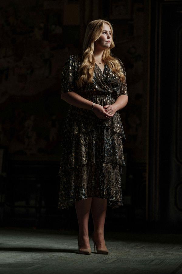 El estilo de Amalia de Holanda a los 18 años. La heredera al trono de los Países Bajos alcanza hoy la mayoría de edad. Una cifra que marca un antes y un después en su vida ya que a partir de ahora se incorporará al Consejo de Estado, donde ocupará un asiento sin derecho a voto (no sin antes celebrar con una majestuosa fiesta sus dieciocho años). Por otro lado, siguiendo las tradiciones del país y con motivo de su aniversario, plantará una lima real en el jardín francés del Palacio Kneuterdijk de La Haya y dará un discurso que será el primero de sus quehacerses con la corona. Su cumpleaós ha servido también como motivo para analizar su estilo, que podría definirse como un reflejo del de su madre con tintes ligeramente más juveniles, muy acordes a su edad.