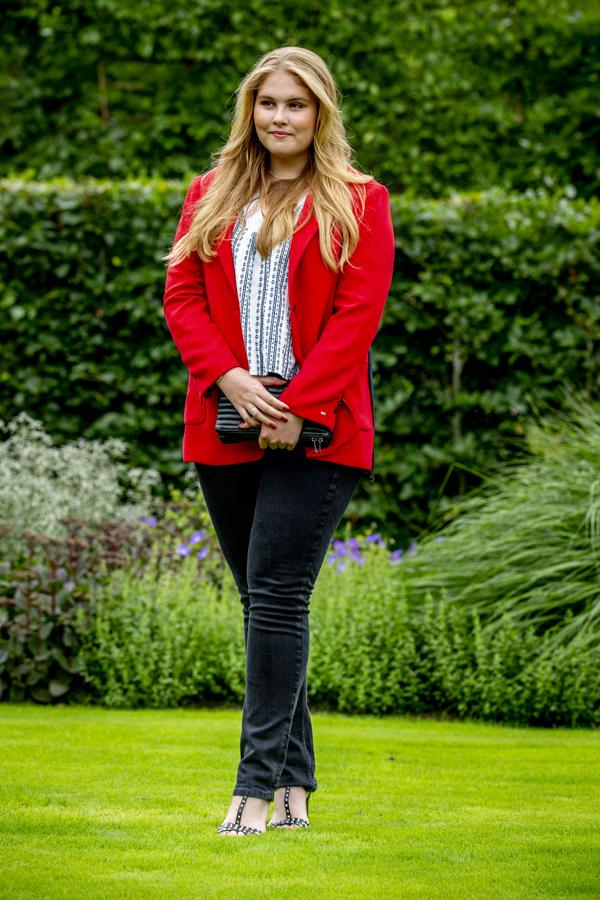 El estilo de Amalia de Holanda a los 18 años. Cuando no debe seguir las normas del protocolo, los jeans son otro de sus básicos y los suele conjuntar con algunos accesorios algo más sofisticados -en la imagen, de Guess- con los que dotar de un toque más actual a sus looks. Prefiere los diseños de cintura alta y en tonos oscuros que contrasten con las blazers, su otro imprescindible. Suele apostar por diseños armados que definan la figura y la equilibren, en una gama de color donde predominan los rojos, blancos y azules.