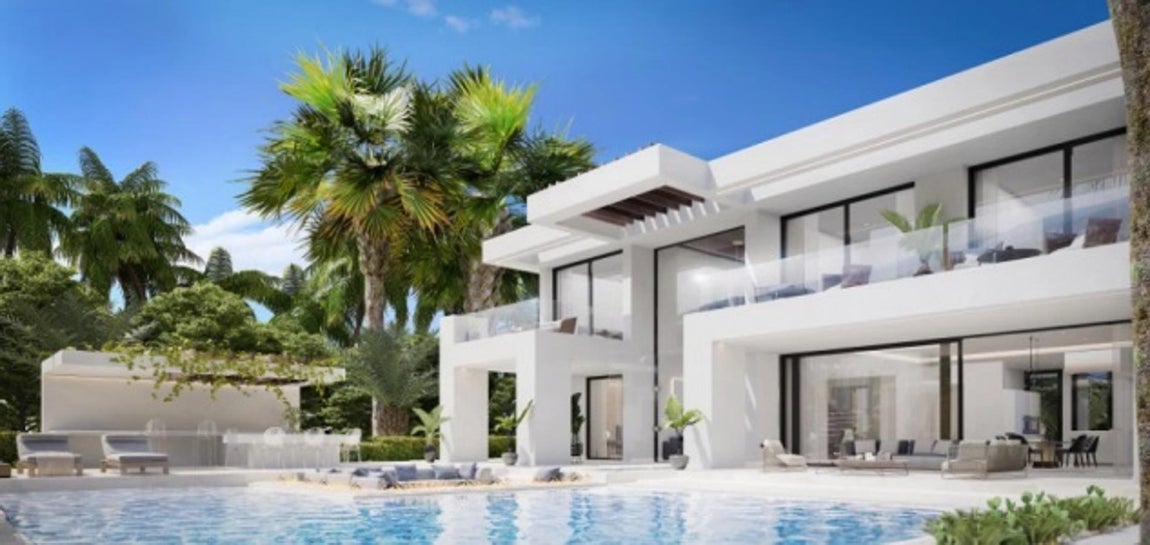 La mansión de Cristiano Ronaldo en Marbella. La construcción ha sido planteada tomando como referencia el estilo Mediterráneo bajo un punto de vista minimalista con pinceladas vanguarditas gracias a las formas rectangulares y la disposición asimétrica de las paredes.