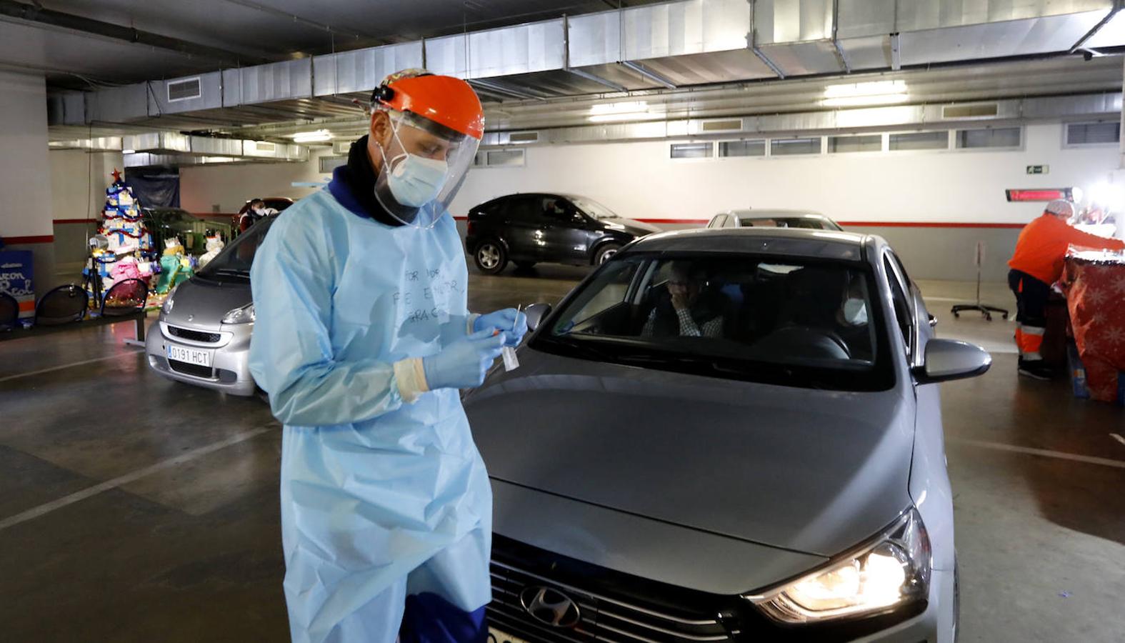 El autocovid del centro Castilla del Pino en Córdoba, en imágenes