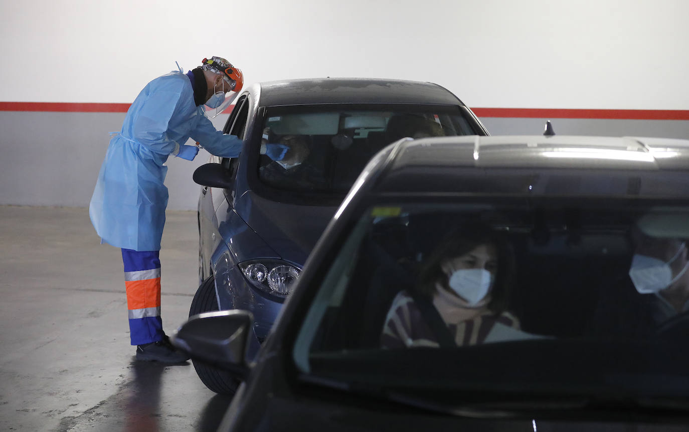 El autocovid del centro Castilla del Pino en Córdoba, en imágenes