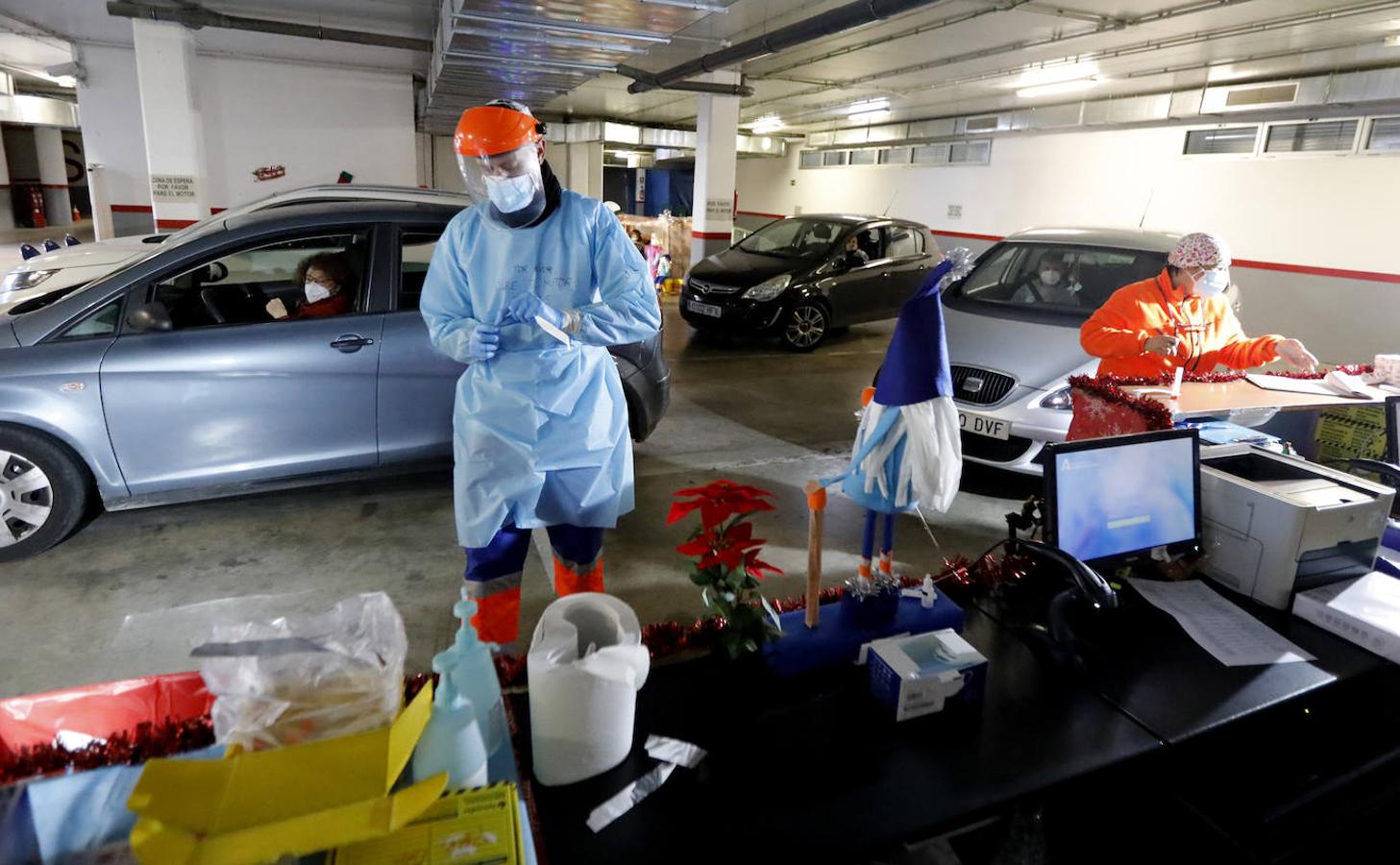 El autocovid del centro Castilla del Pino en Córdoba, en imágenes