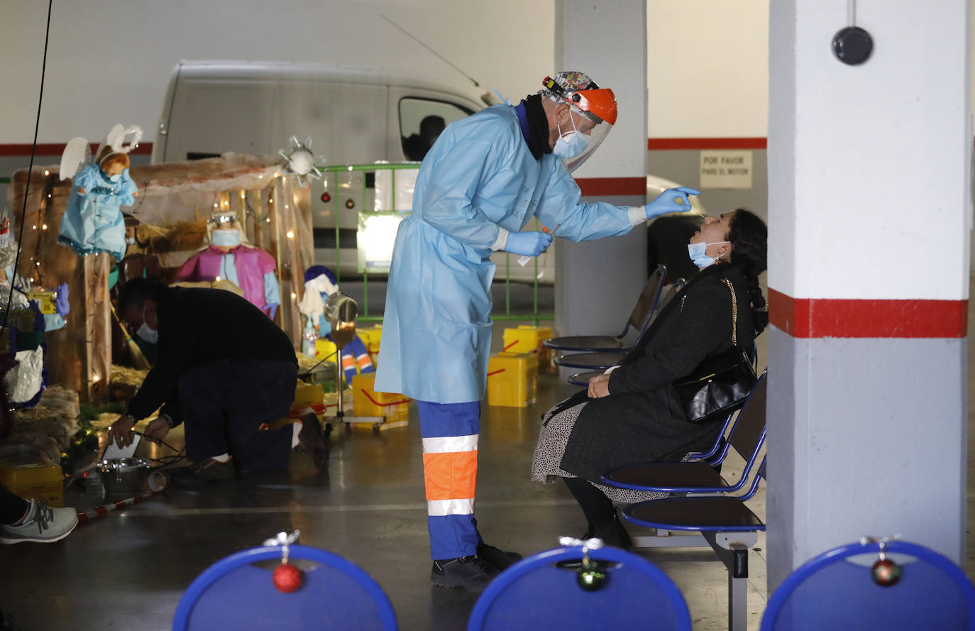 El autocovid del centro Castilla del Pino en Córdoba, en imágenes