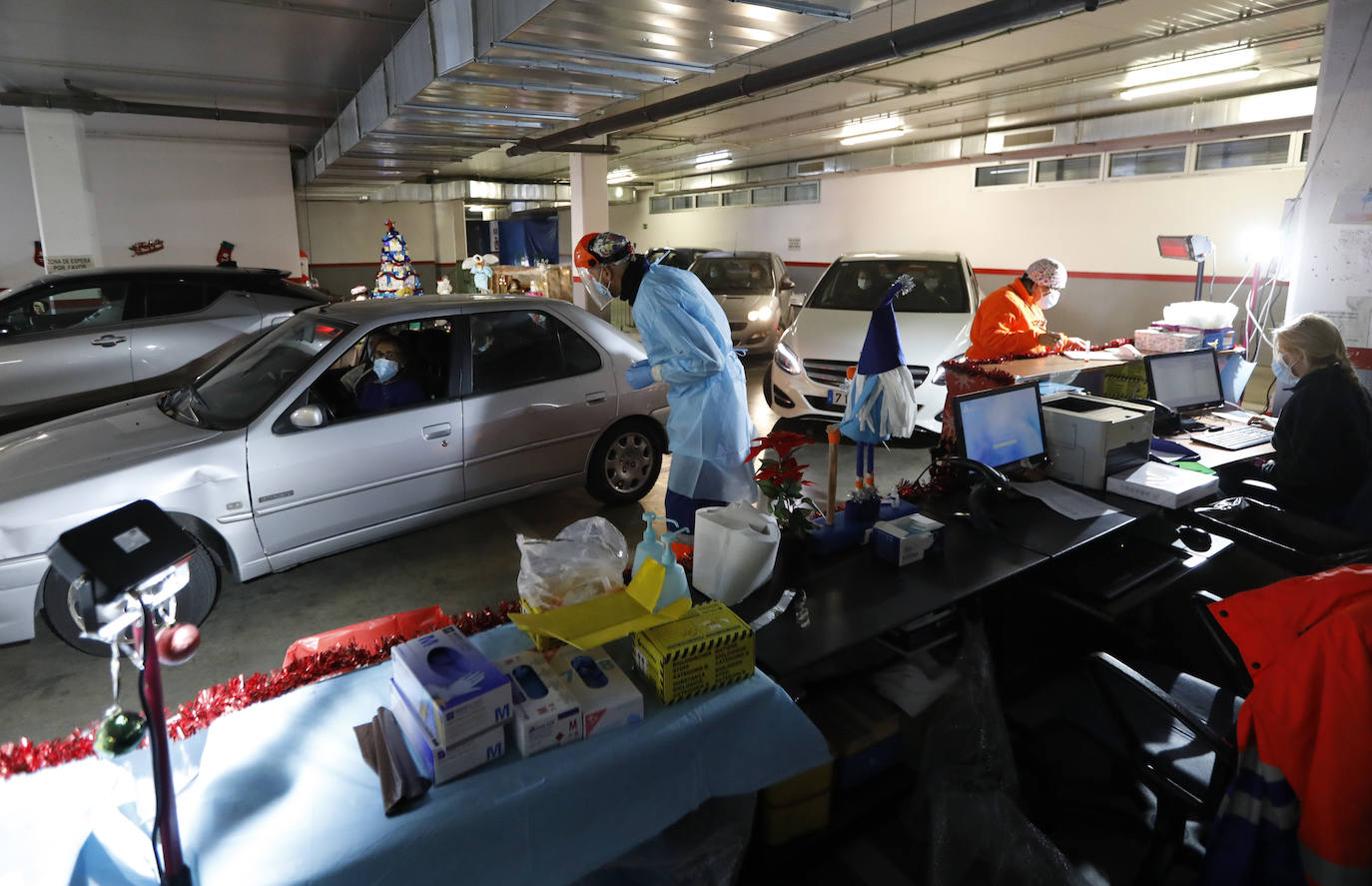 El autocovid del centro Castilla del Pino en Córdoba, en imágenes