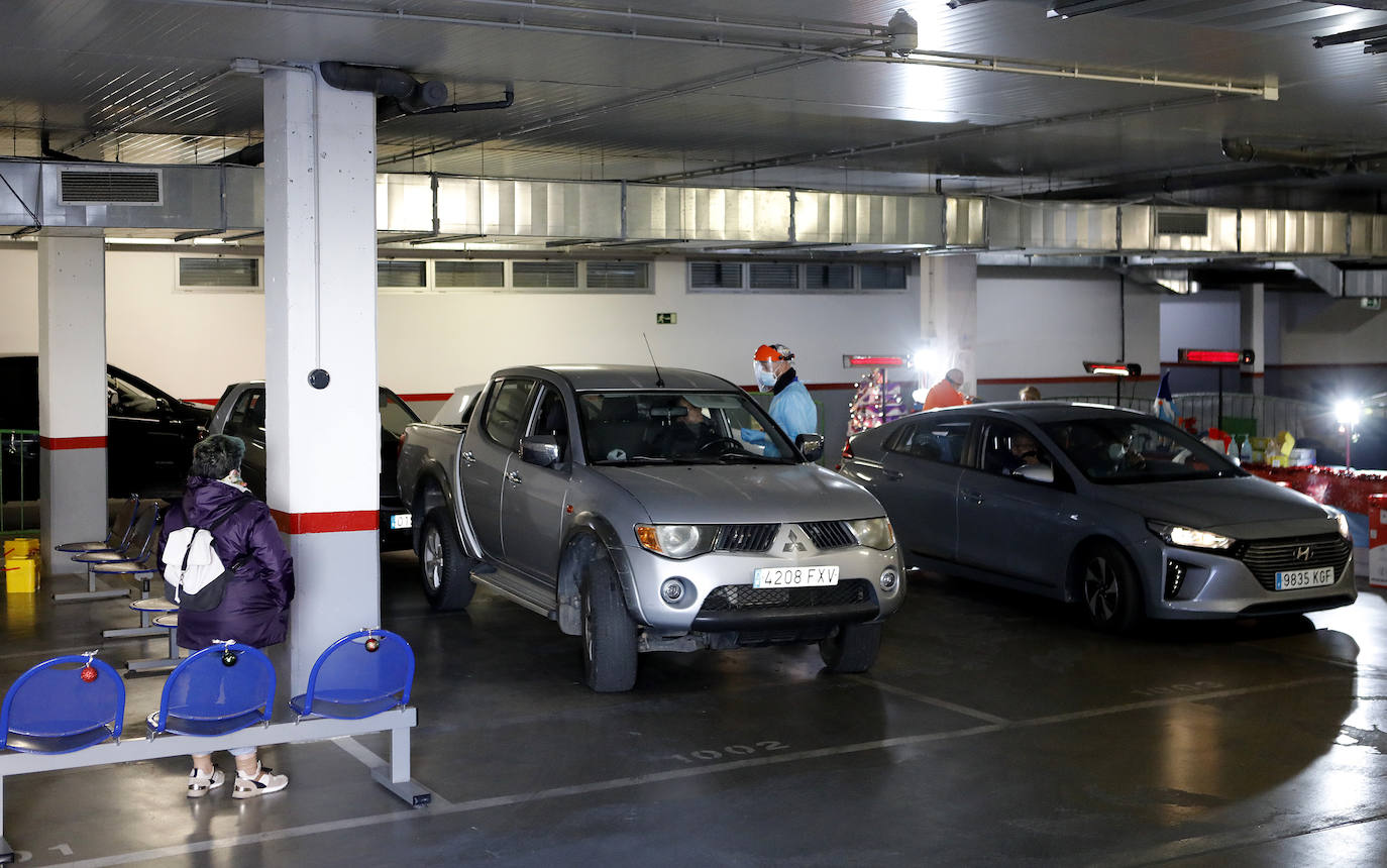 El autocovid del centro Castilla del Pino en Córdoba, en imágenes