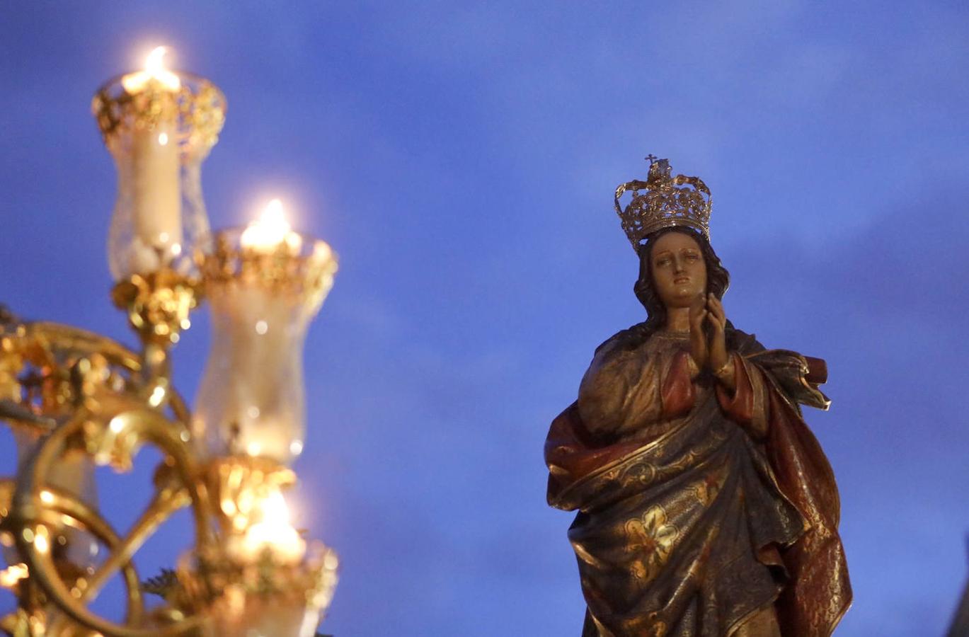 La procesión de la Inmaculada para la Vigilia de los Jóvenes en Córdoba, en imágenes