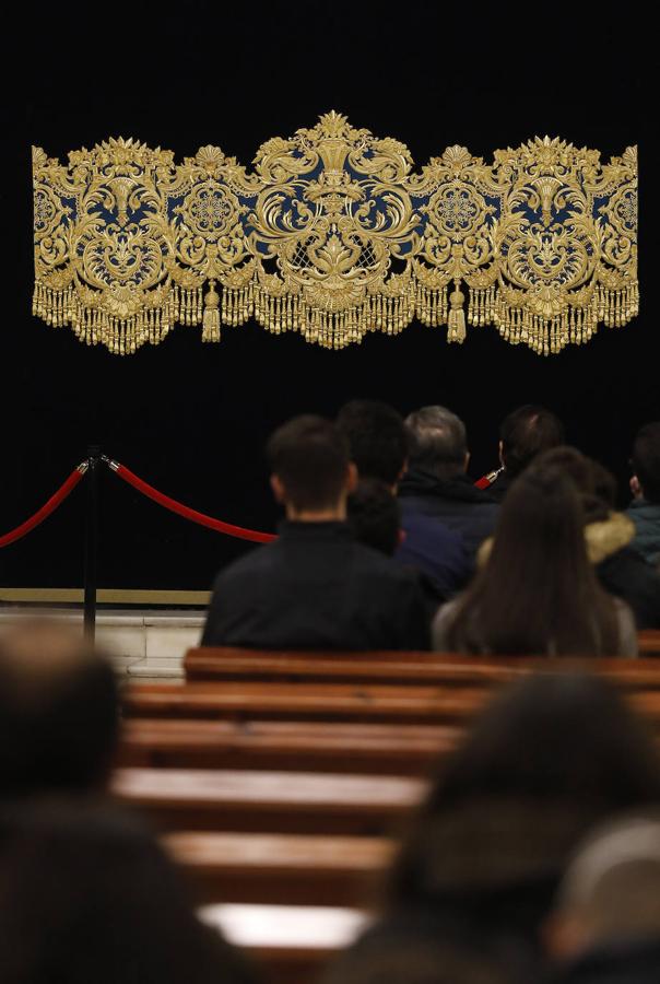 La bambalina del palio de la Virgen de la Piedad de Córdoba, en imágenes