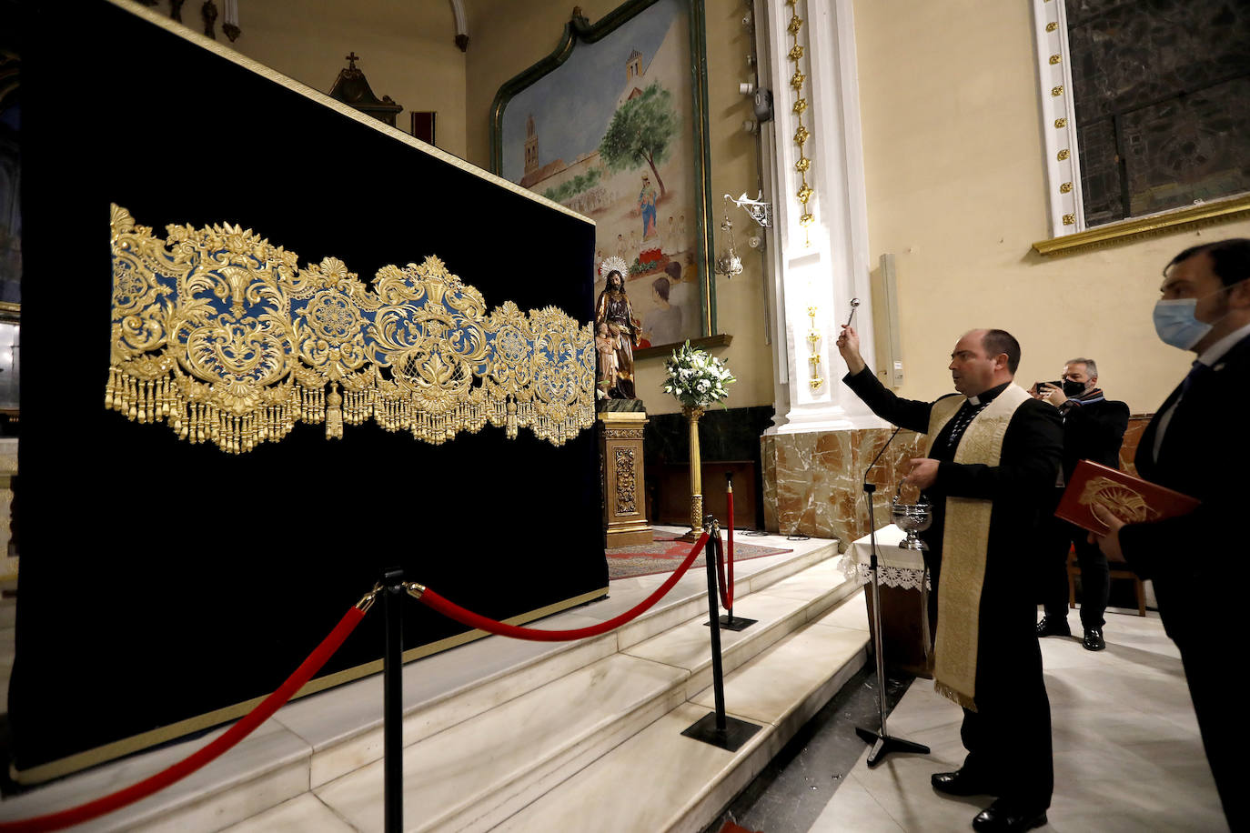 La bambalina del palio de la Virgen de la Piedad de Córdoba, en imágenes