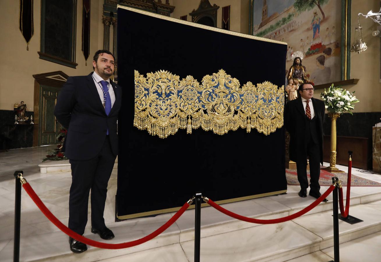 La bambalina del palio de la Virgen de la Piedad de Córdoba, en imágenes