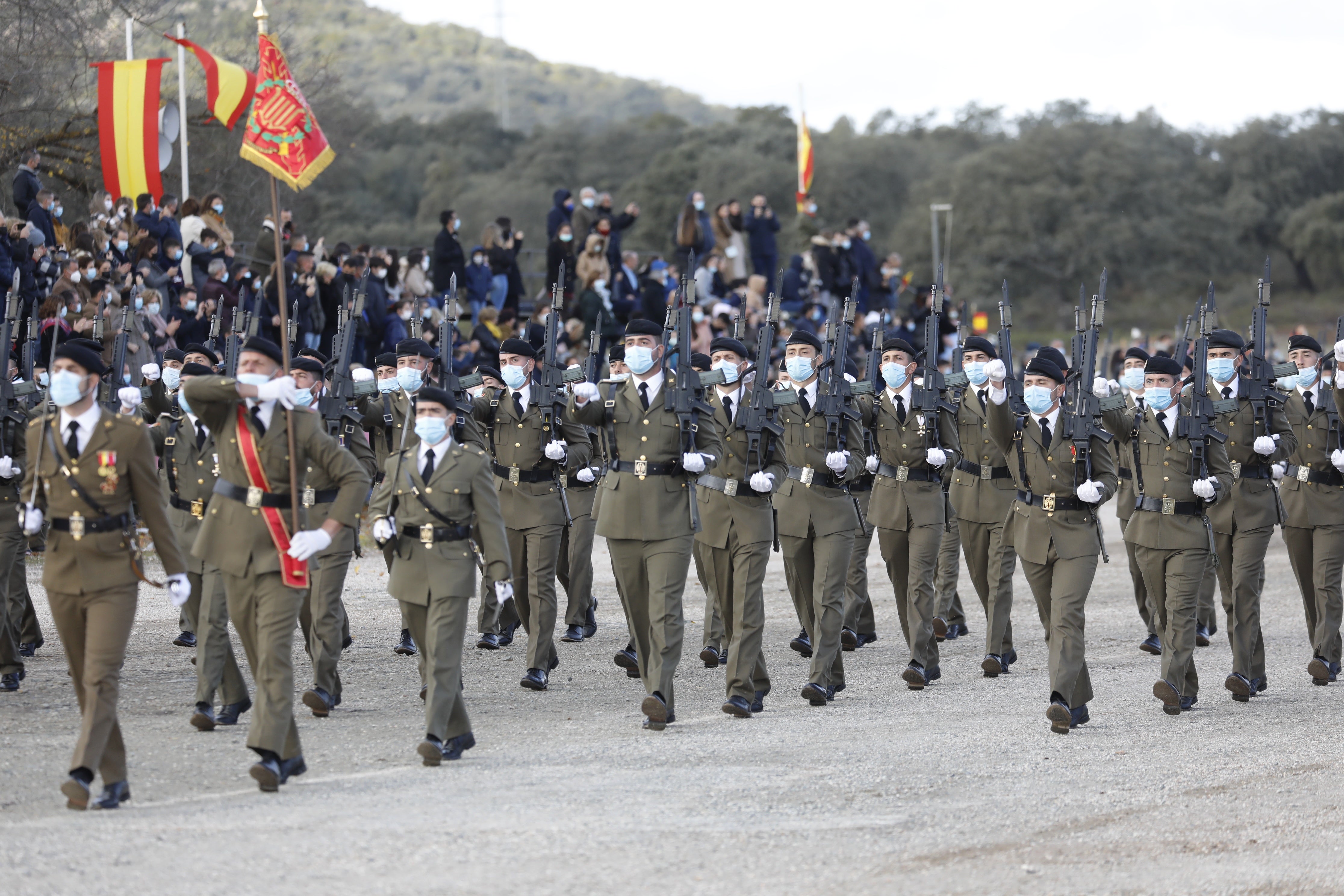 El desfile de la BRI X de Córdoba por el Día de la Inmaculada, en imágenes