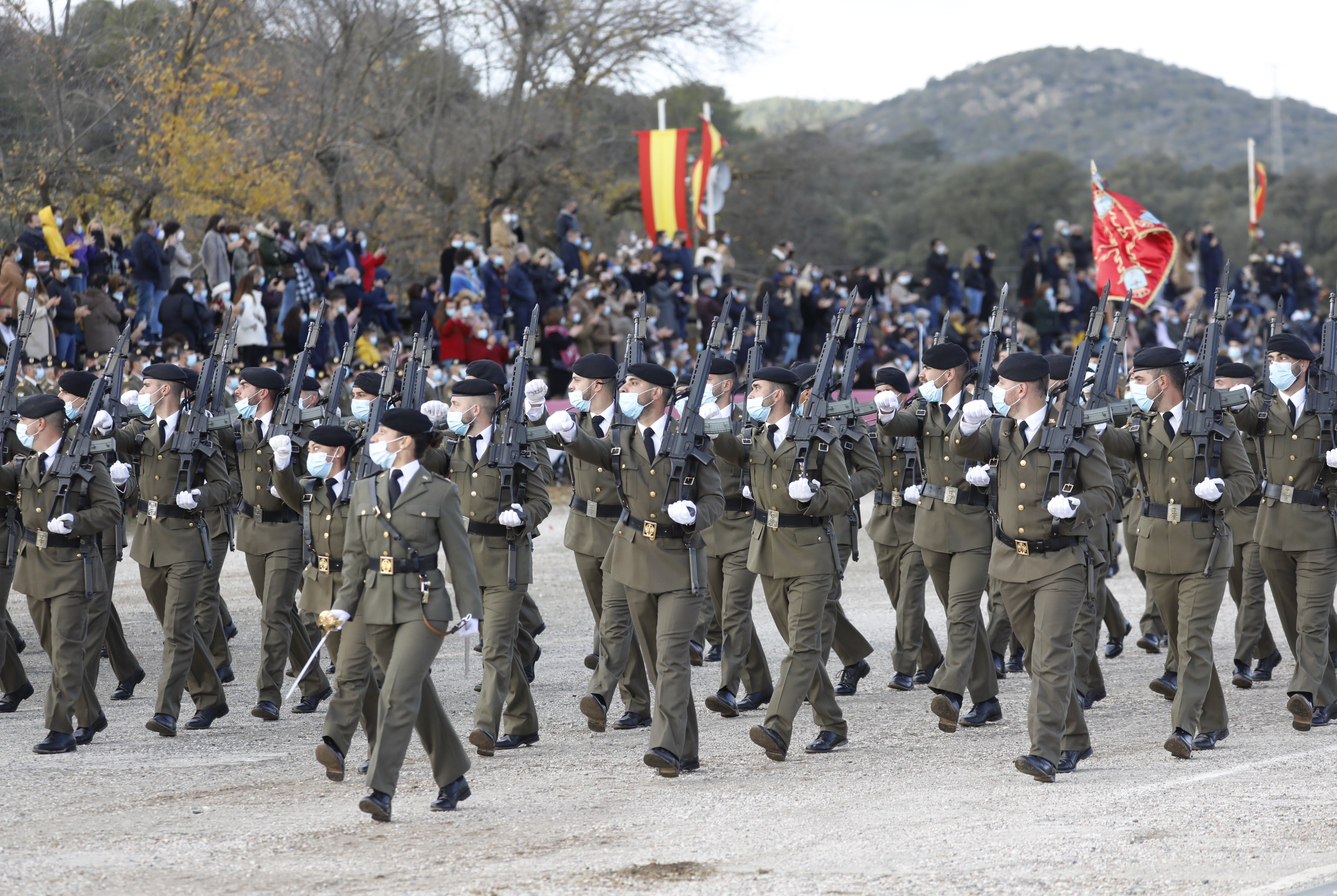 El desfile de la BRI X de Córdoba por el Día de la Inmaculada, en imágenes