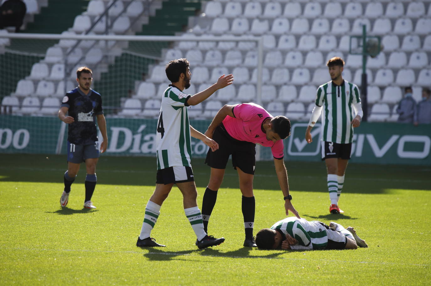 El partido del Córdoba B y el Recreativo de Huelva, en imágenes