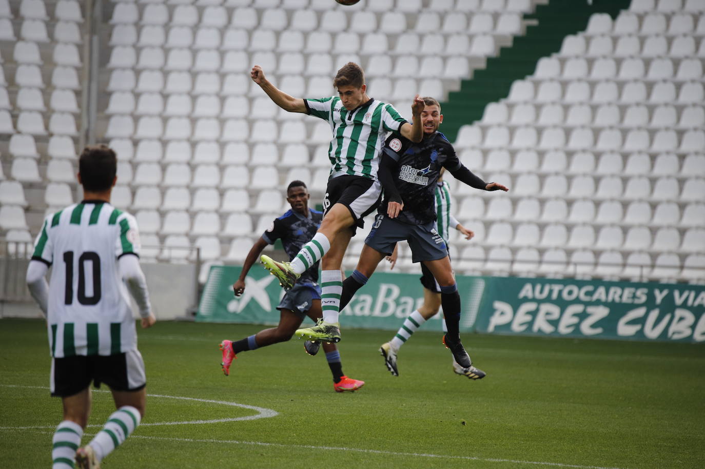 El partido del Córdoba B y el Recreativo de Huelva, en imágenes