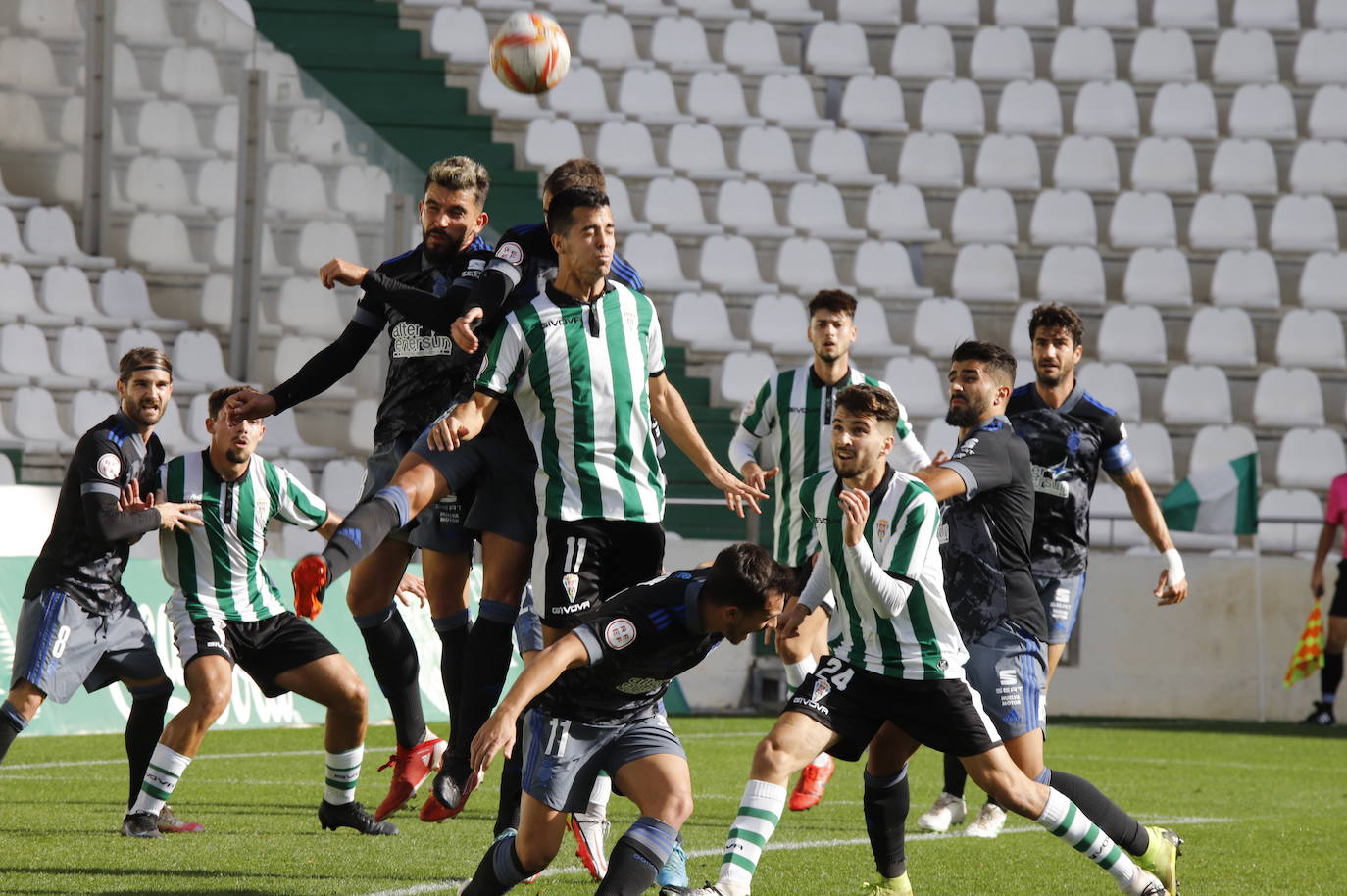 El partido del Córdoba B y el Recreativo de Huelva, en imágenes