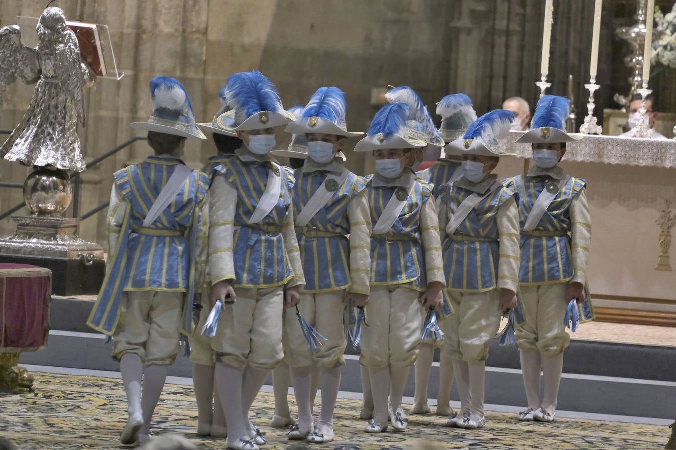 Los seises bailan en honor de la Inmaculada