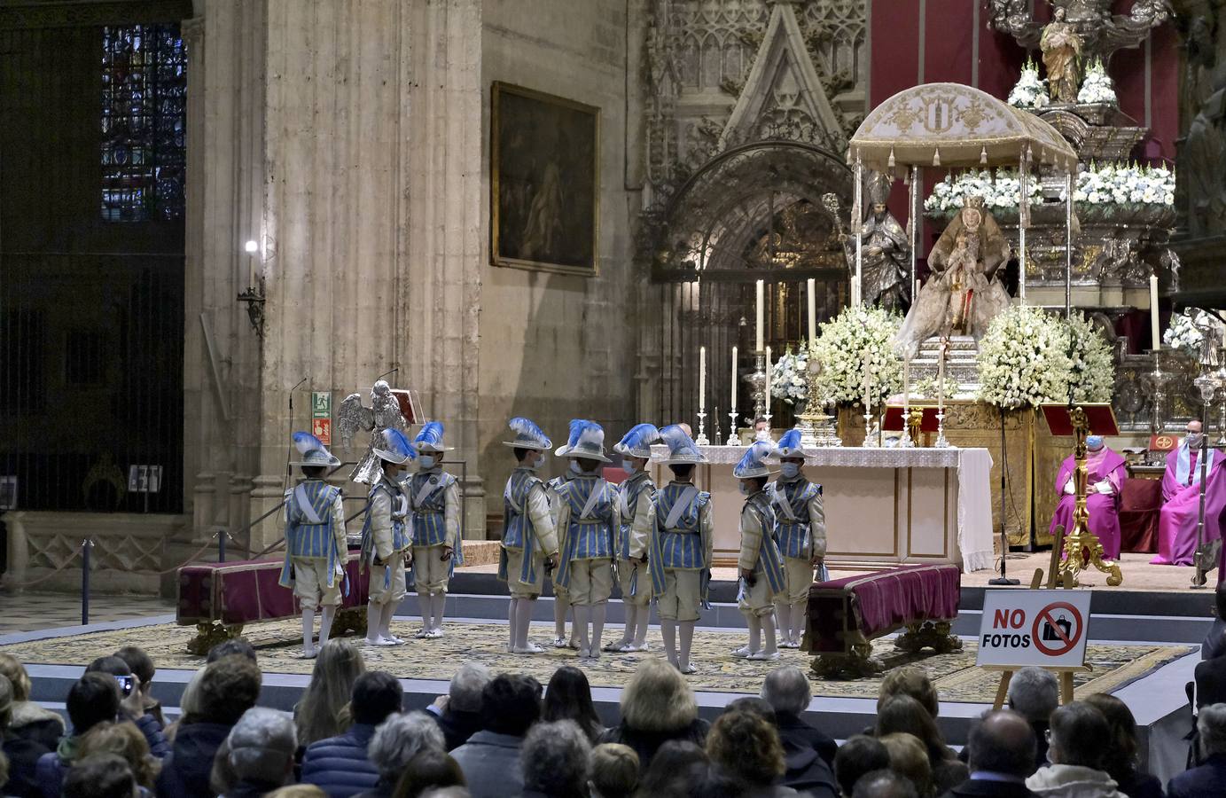 Los seises bailan en honor de la Inmaculada