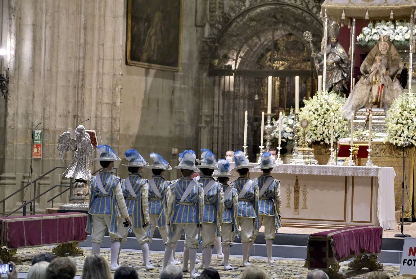 Los seises bailan en honor de la Inmaculada