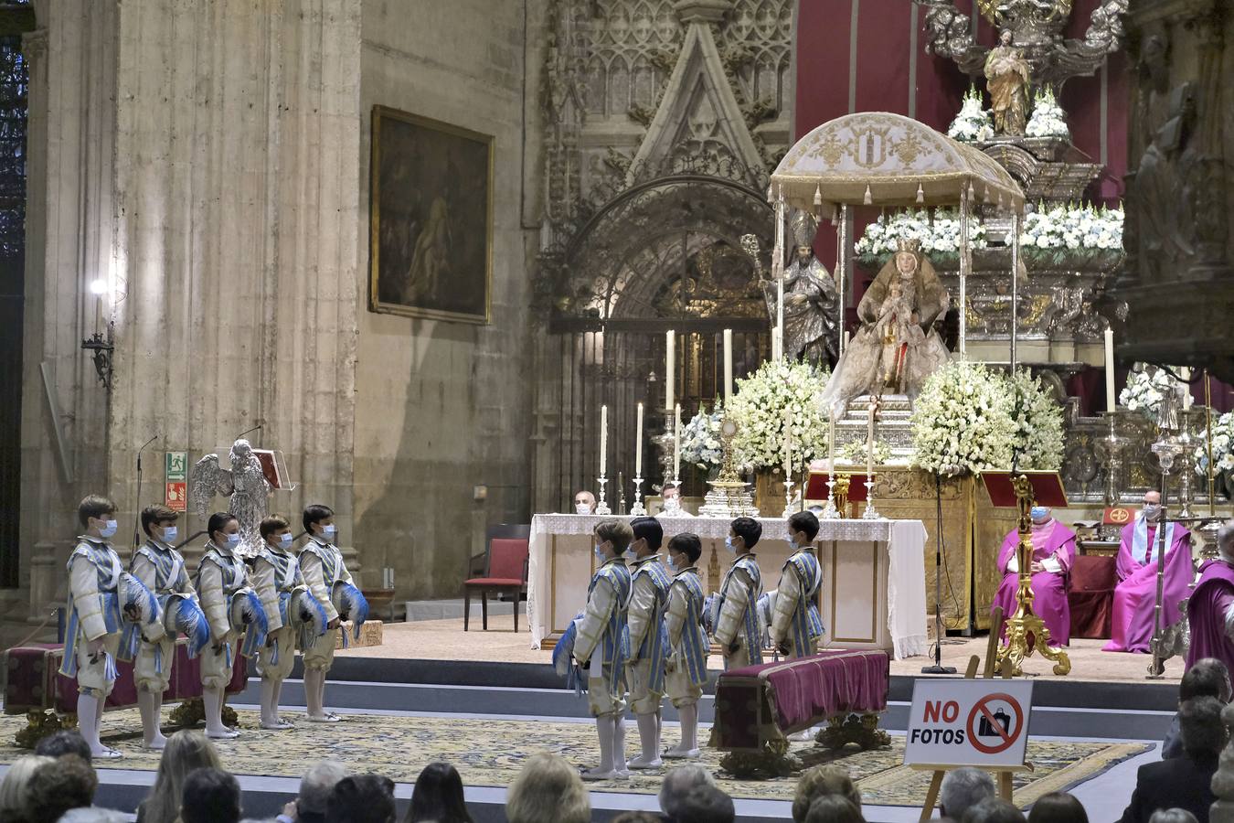 Los seises bailan en honor de la Inmaculada