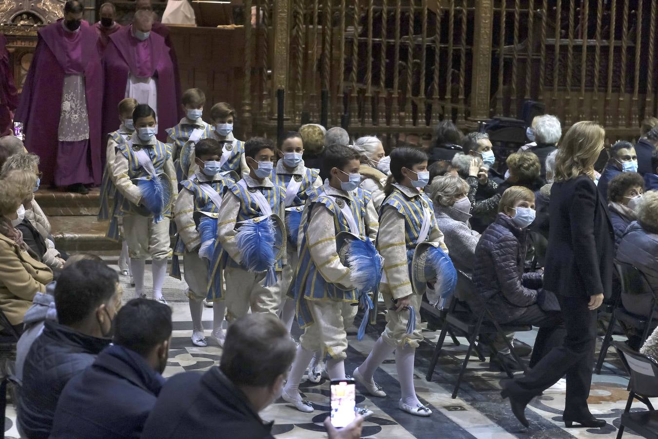 Los seises bailan en honor de la Inmaculada