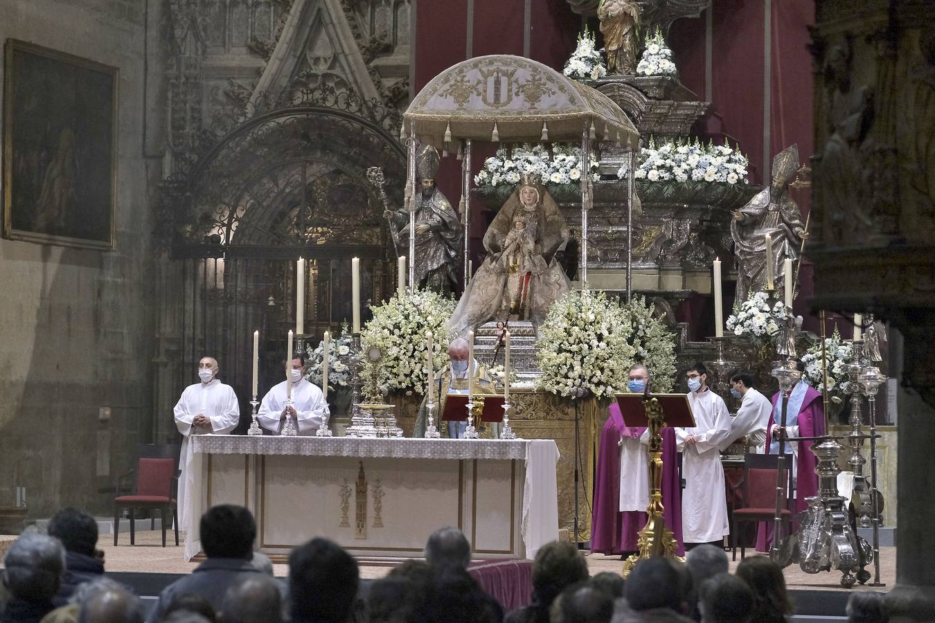 Los seises bailan en honor de la Inmaculada