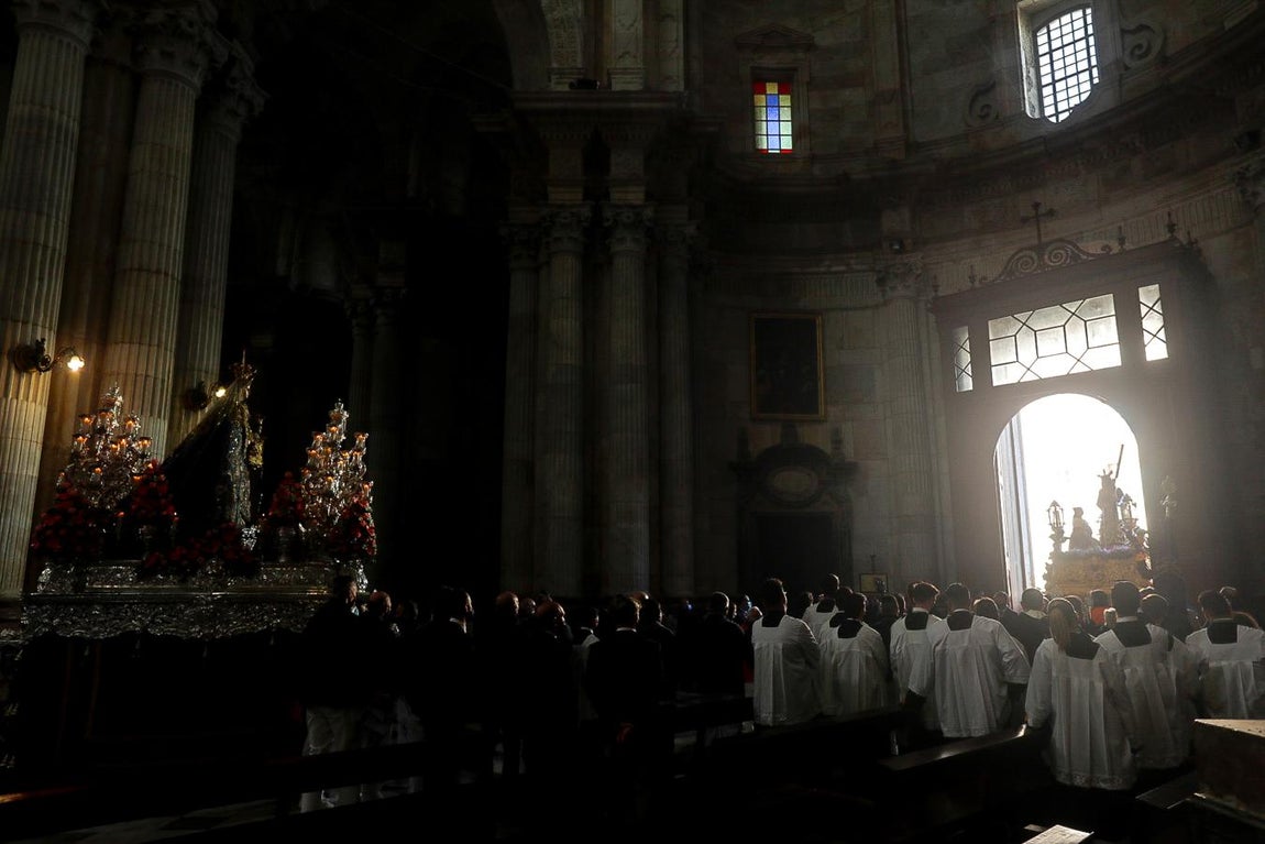 Fotos: Las históricas imágenes del reencuentro entre el Nazareno y la Patrona de Cádiz