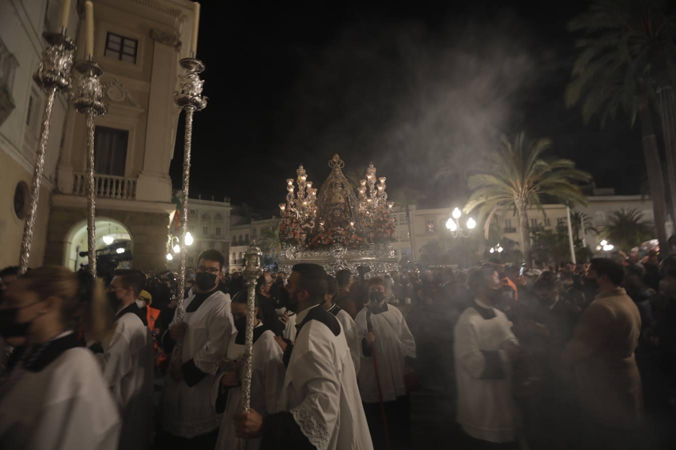 Fotos: La Patrona y el Nazareno procesionan por las calles de Cádiz