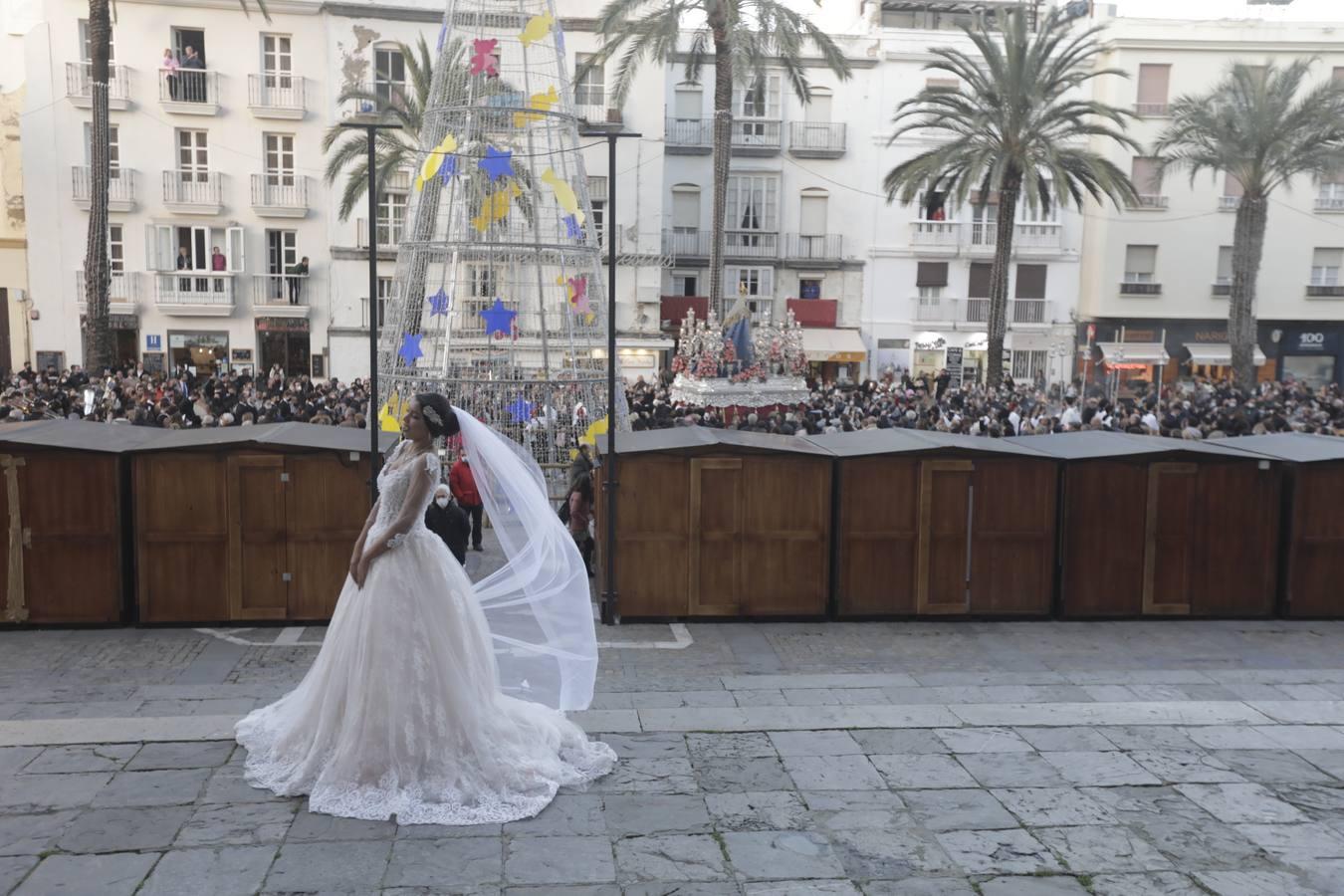 Fotos: La Patrona y el Nazareno procesionan por las calles de Cádiz