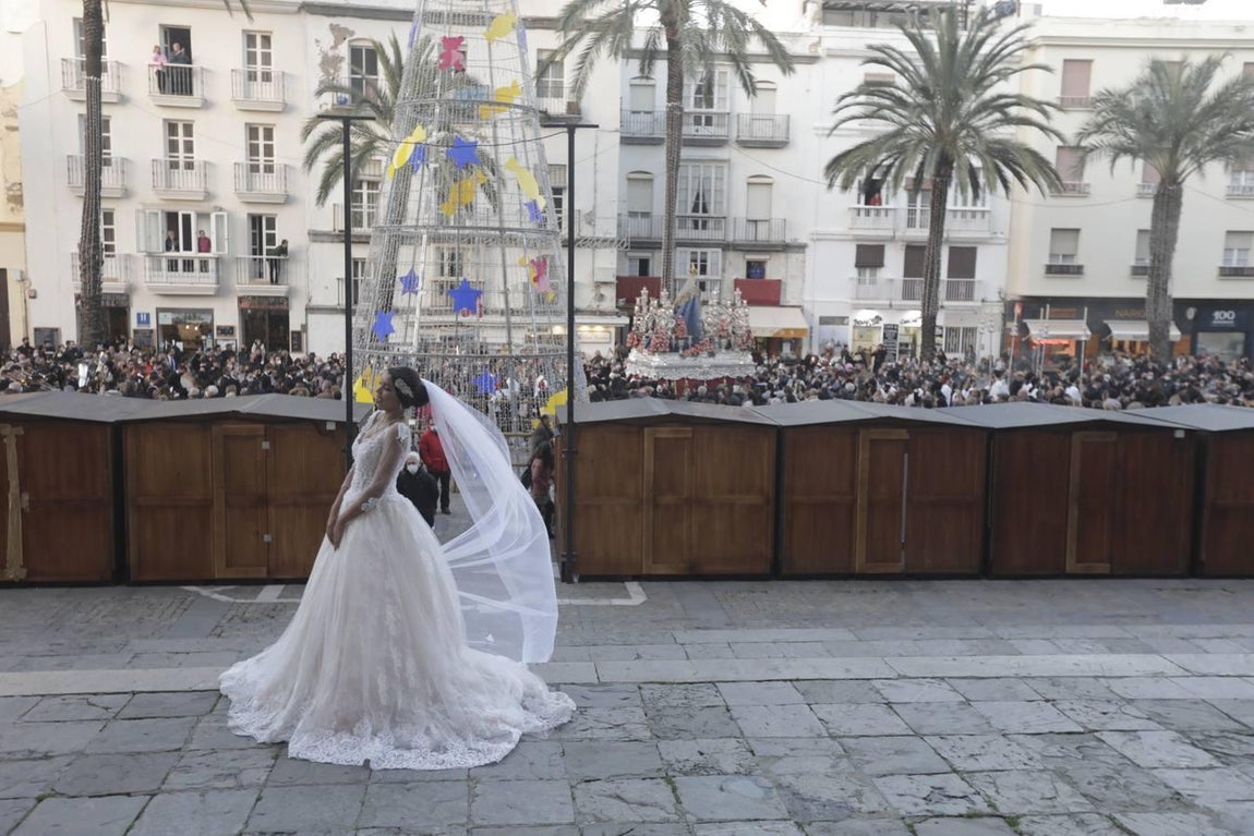 Fotos: La Patrona y el Nazareno procesionan por las calles de Cádiz