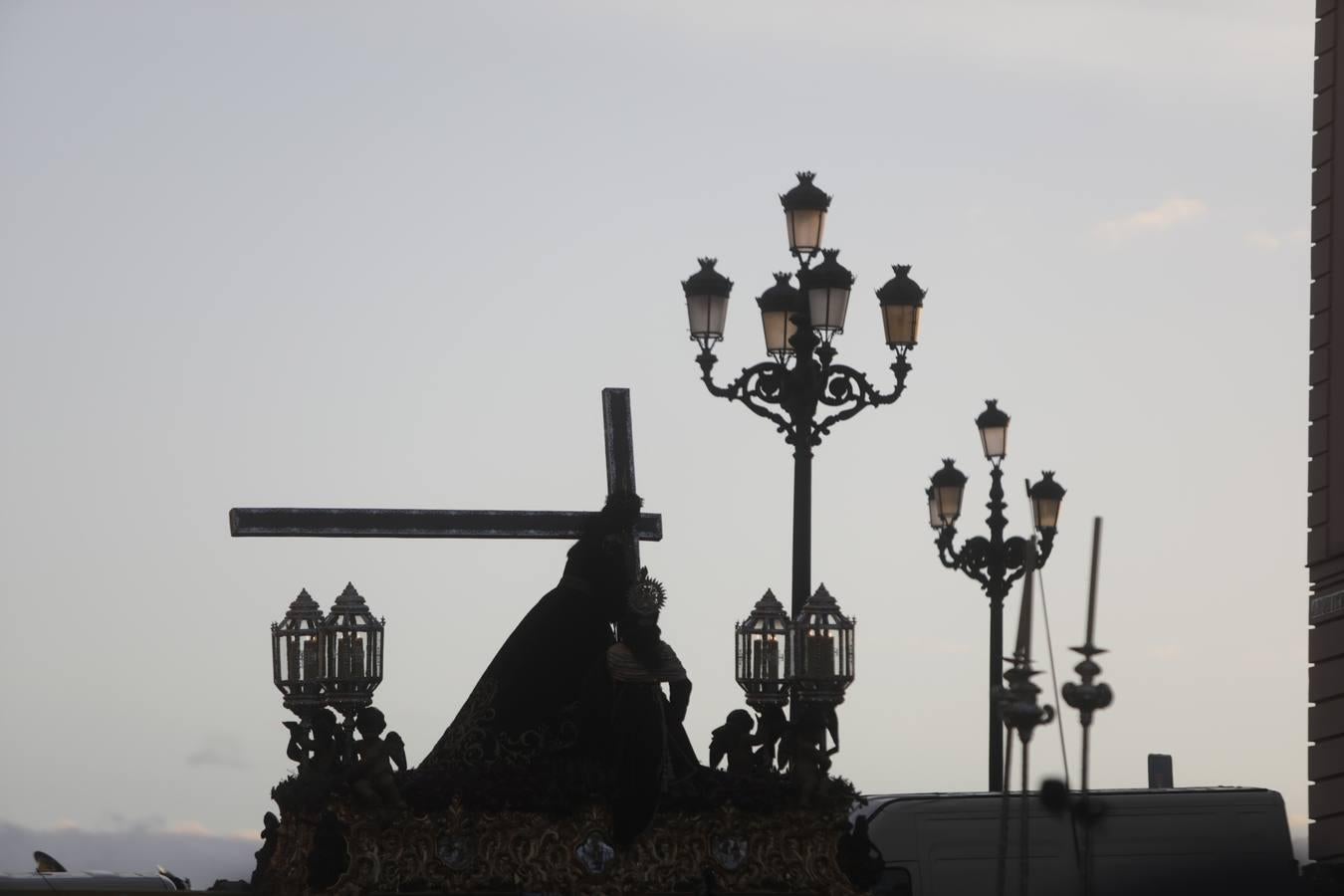 Fotos: La Patrona y el Nazareno procesionan por las calles de Cádiz