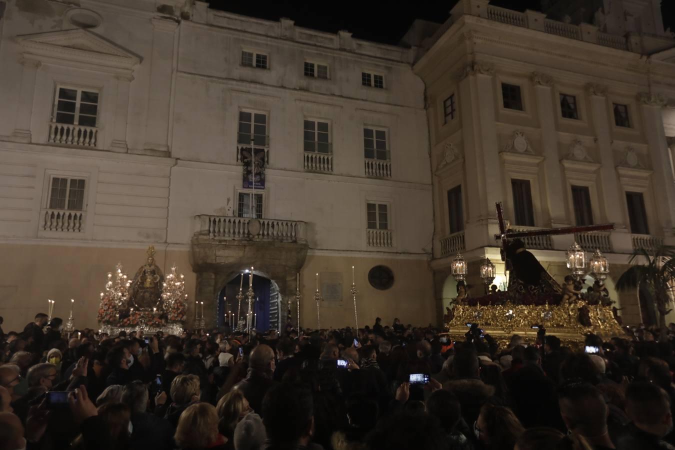 Fotos: La Patrona y el Nazareno procesionan por las calles de Cádiz