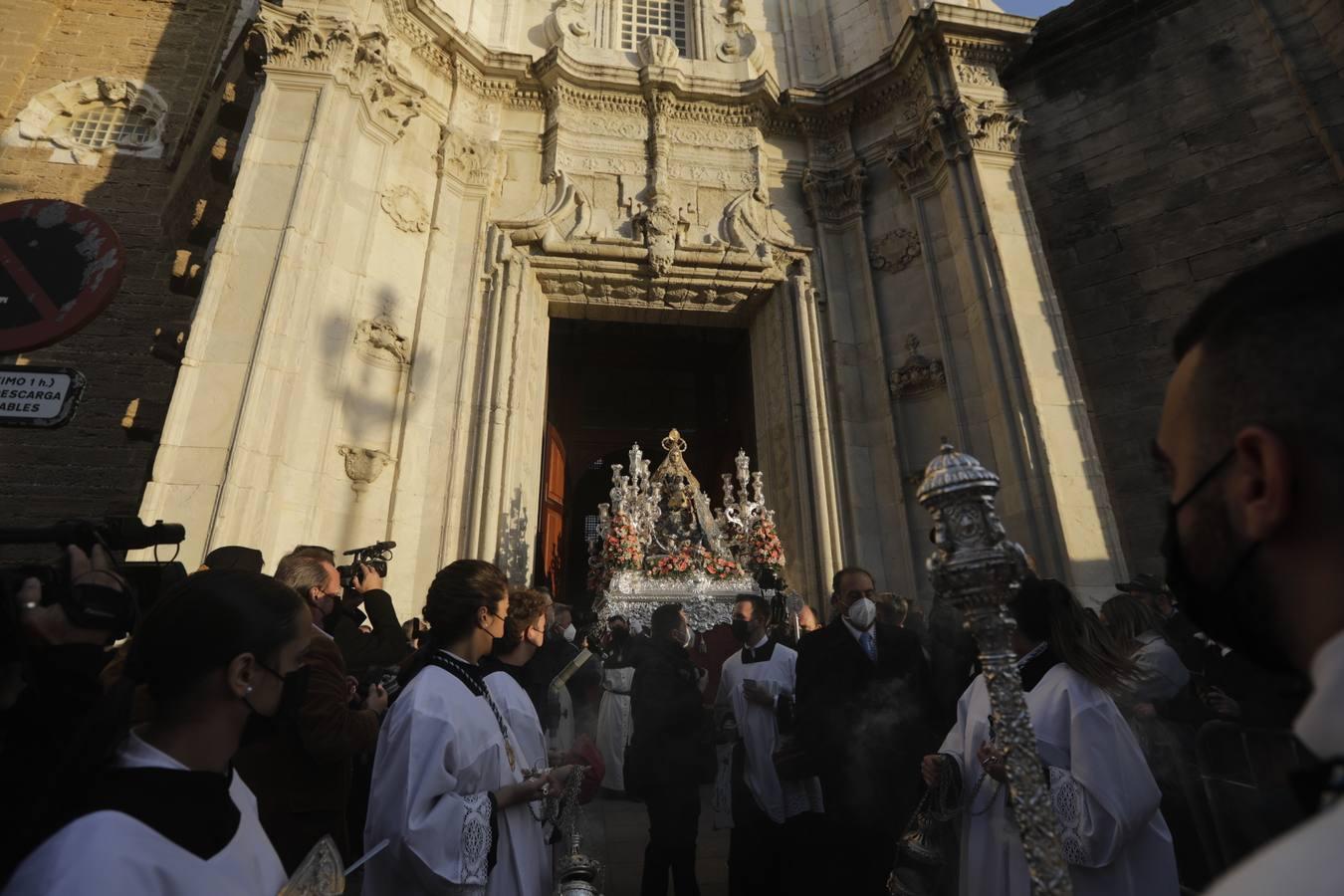 Fotos: La Patrona y el Nazareno procesionan por las calles de Cádiz