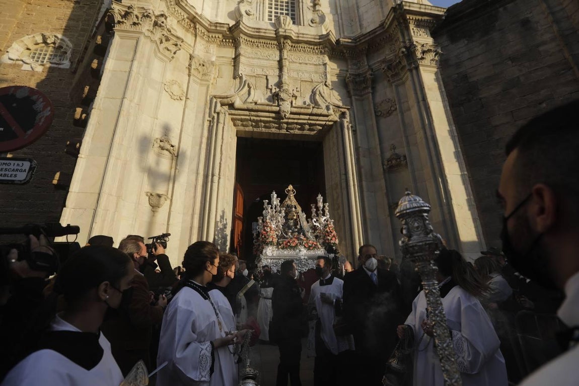 Fotos: La Patrona y el Nazareno procesionan por las calles de Cádiz