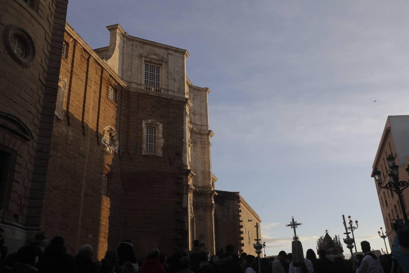 Fotos: La Patrona y el Nazareno procesionan por las calles de Cádiz