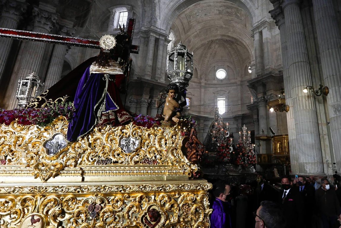 Fotos: Las históricas imágenes del reencuentro entre el Nazareno y la Patrona de Cádiz