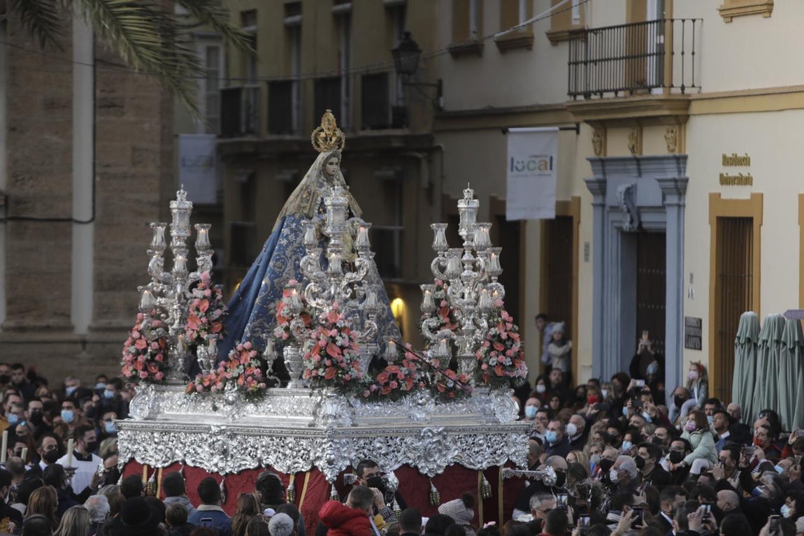 Fotos: La Patrona y el Nazareno procesionan por las calles de Cádiz