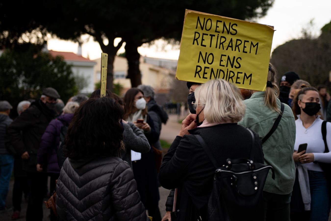 Una mujer porta una pancarta con el lema «No nos retiraremos, no nos rendiremos». 