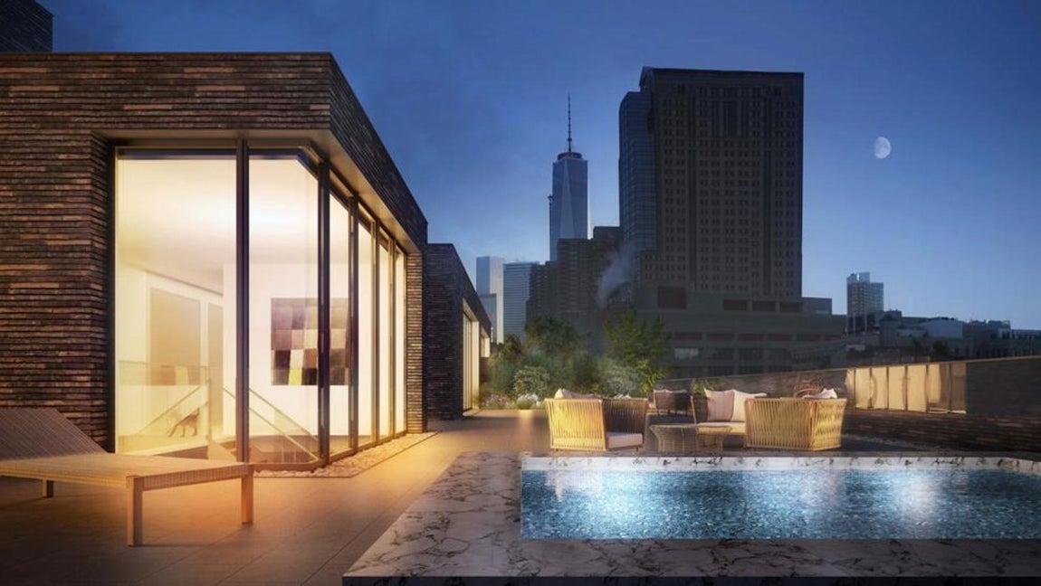 El ático que Lewis Hamilton ha vendido en Nueva York. Sin duda uno de los puntos fuertes es la terraza donde no falta una piscina exterior con vistas a Manhattan, un cenador y diferentes rincones para sacarle el máximo partido.