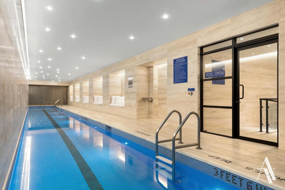 El ático que Lewis Hamilton ha vendido en Nueva York. También posee una piscina en el interior, gimnasio, sauna, biblioteca y ascensor independiente.