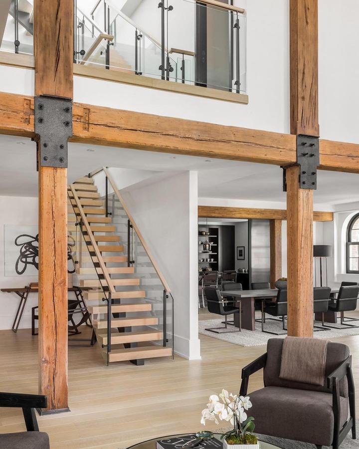 El ático que Lewis Hamilton ha vendido en Nueva York. En las estancias comunes predominan los espacios abiertos y como se puede observar en la imagen, el mobiliario de toda la casa está dispuesto de un modo muy acorde, siguiendo la misma línea de estilo.