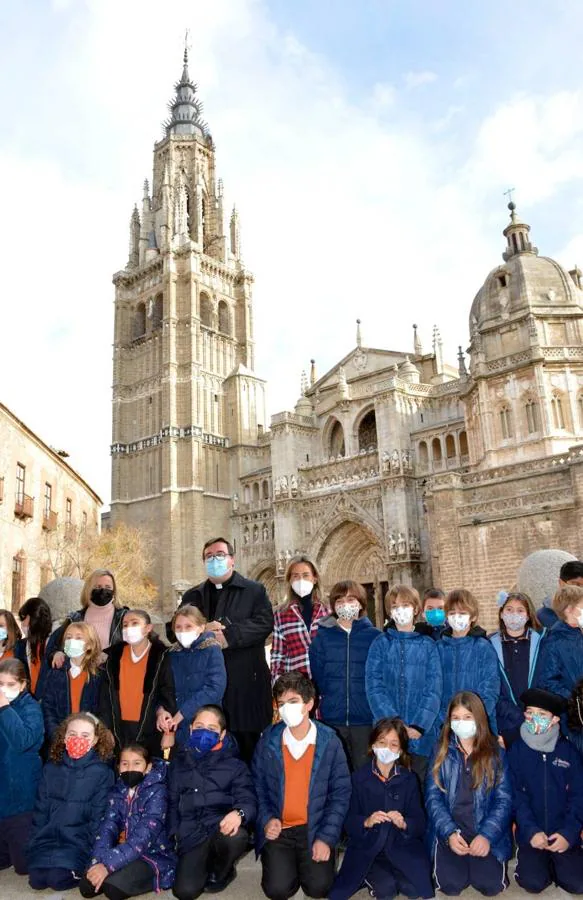 Los alumnos del colegio Divina Pastora en el Ayuntamiento. 