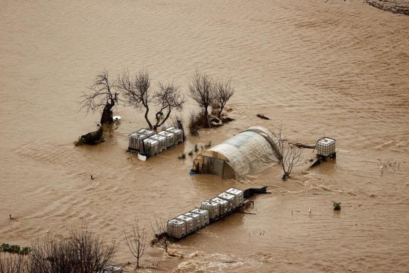 Los ríos Arga, Ega, Larraun, Ezkurra, Urederra y Baztán han alcanzado en las últimas horas el nivel de alerta por inundaciones en Navarra, donde han comenzado a producirse incendias en diversas zonas con calles y garajes anegados y carreteras cortadas. 