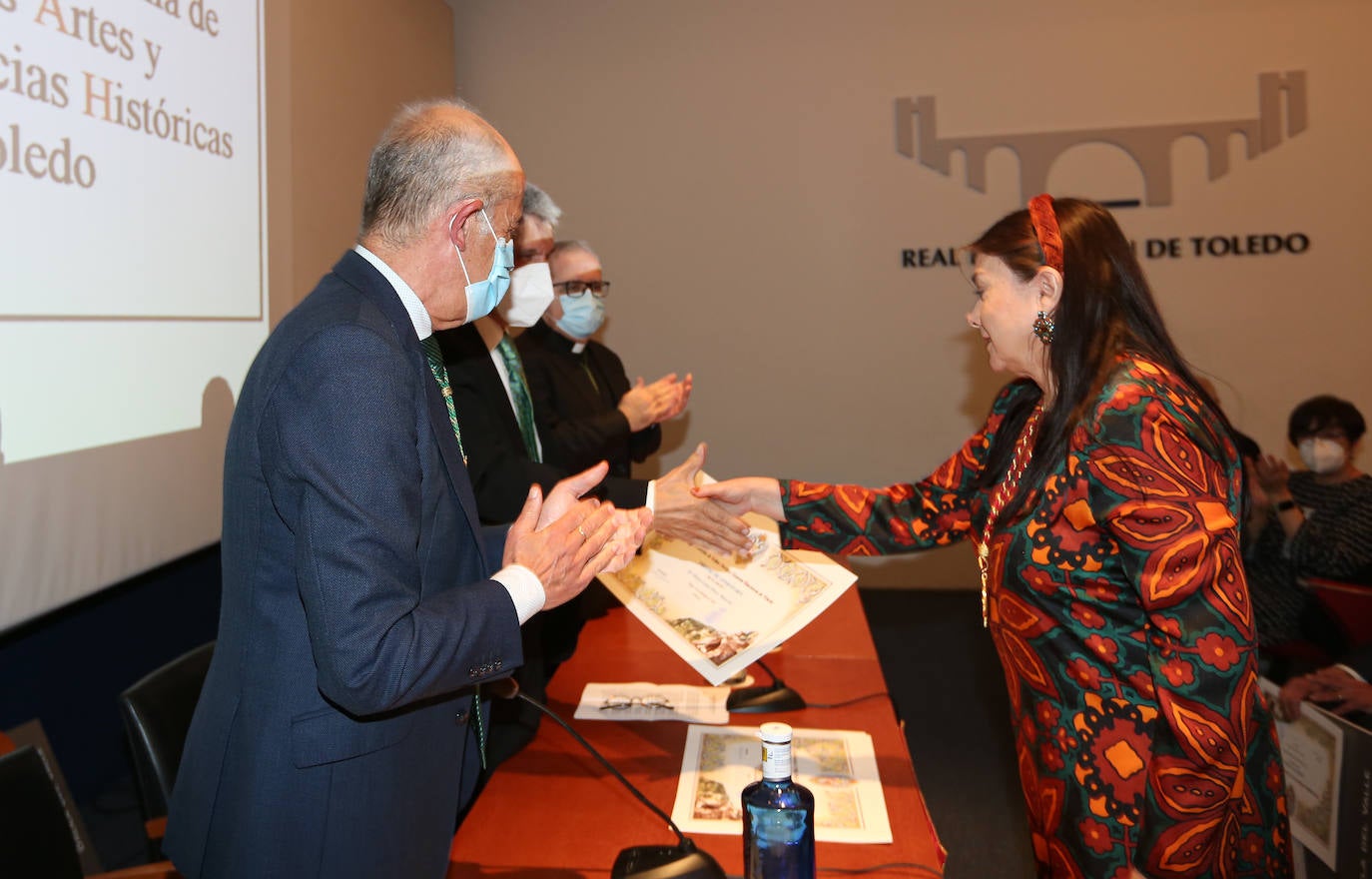 María Luisa Mora, poeta toledana, recogiendo el galardón. 