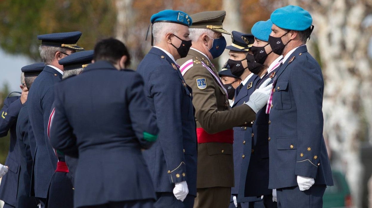 Solemne acto militar en Tablada para celebrar la festividad de la Virgen de Loreto, en imágenes