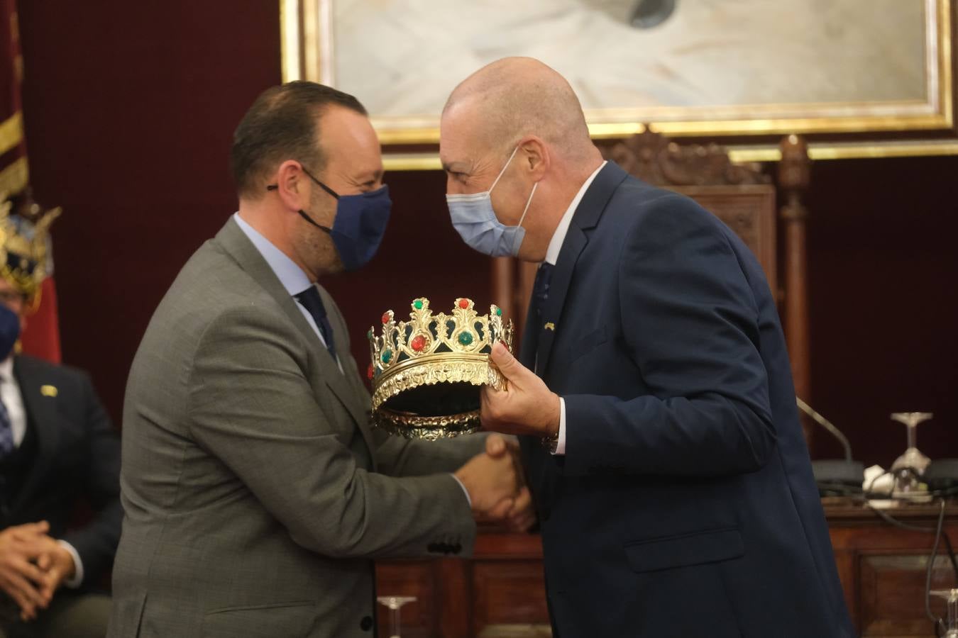 FOTOS: Los Reyes Magos reciben sus coronas en el Ayuntamiento de Cádiz