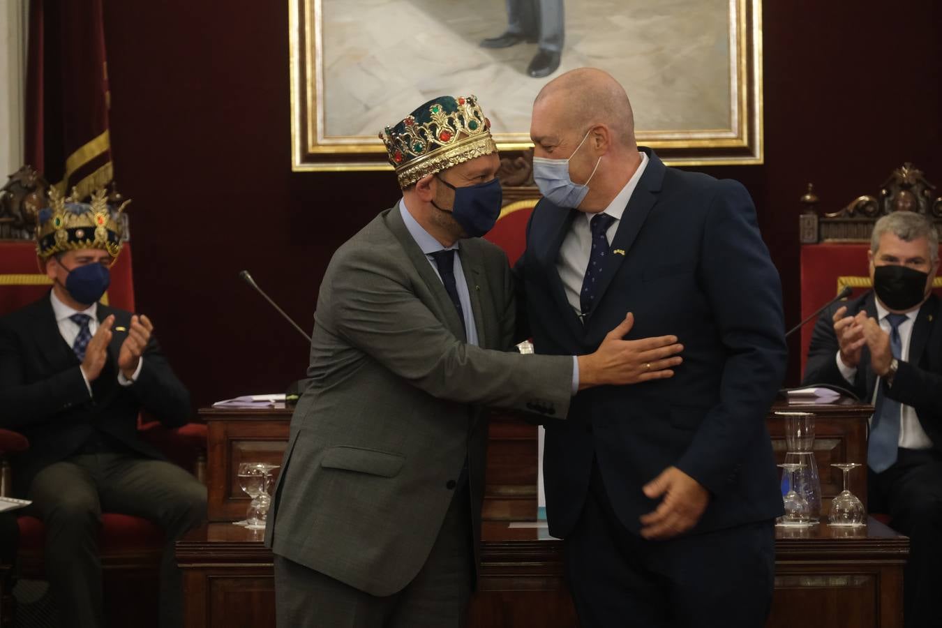 FOTOS: Los Reyes Magos reciben sus coronas en el Ayuntamiento de Cádiz